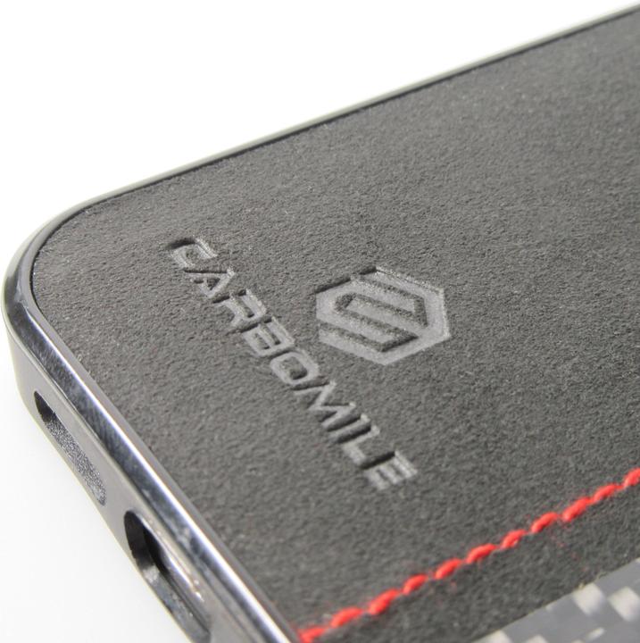 Produktbild Carbomile Hülle Alcantara und Carbon mit roten Nähten (MagSafe kompatibel) (Apple iPhone 14 Plus)
