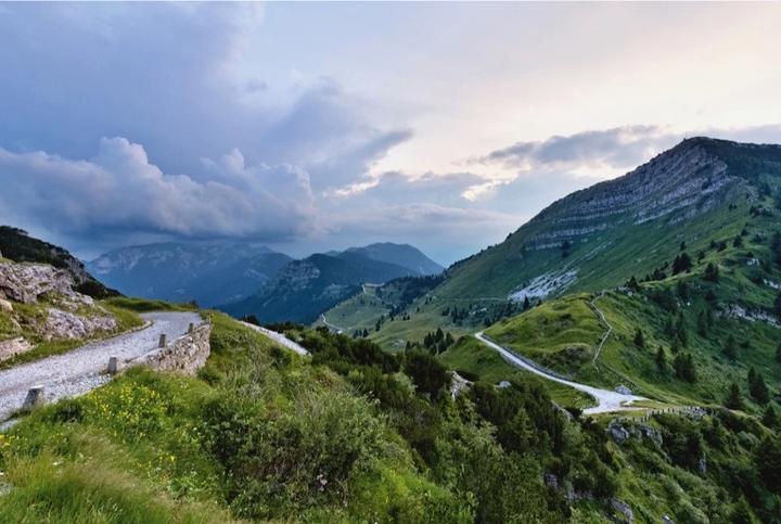 Actual product image Alte Wege in den Alpen (German, Eugen E. Hüsler, 2021)
