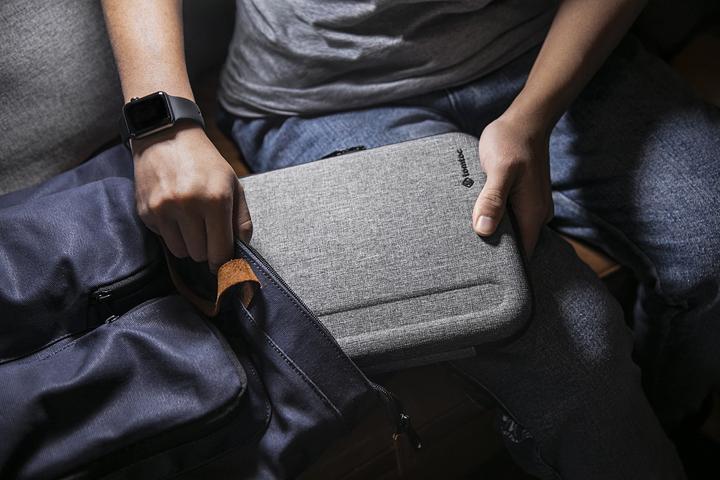 Image du produit tomtoc Etui pour tablette Smart A06 (9.7-11") (iPad Pro 11 2020 (2. Gen), Microsoft Surface Go, iPad Pro 10.5 2017 (1. Gen), iPad Pro 11 2018 (1. Gen), iPad Air 2020 (4. Gen), iPad Air, iPad Air 2022 (5e génération))