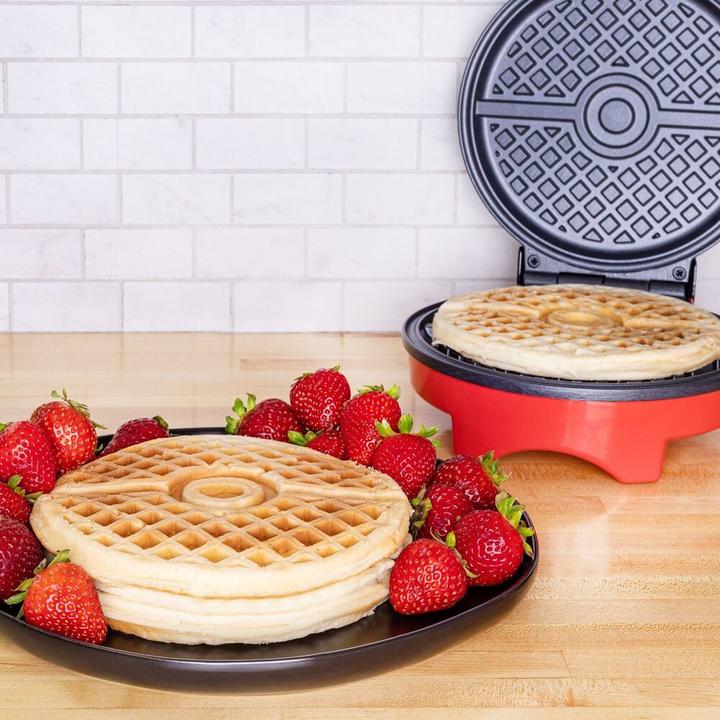Immagine prodotto Uncanny Brands Pokemon Waffle Maker Pokeball (Spina UE)