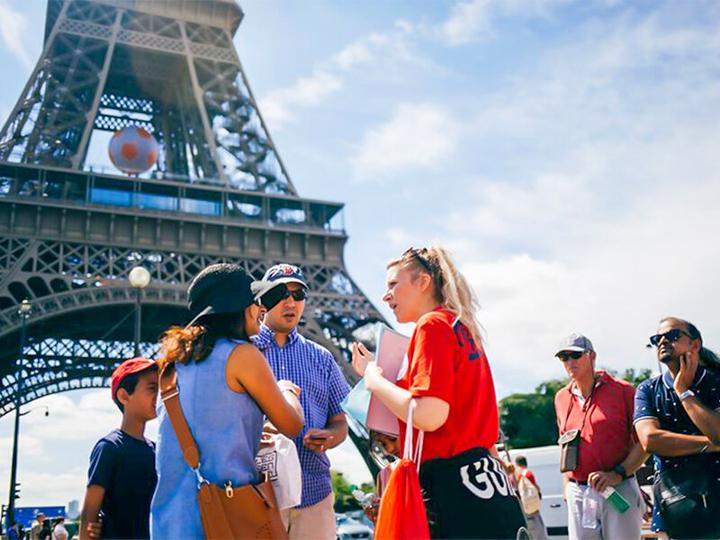Actual product image Smartbox Visit to the Eiffel Tower, boat trip on the Seine and admission to the Louvre for 2 adults and 1 (3 pers.)