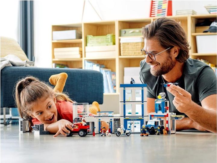 Actual product image LEGO Police Station (60246, LEGO City)