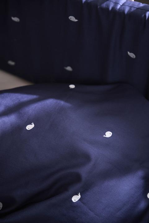 Produktbild Filibabba Baby Bettwäsche GOTS (70x100 cm) - Wal Christian Stickerei - Midnight (70 x 100 cm, 40 x 45 cm)