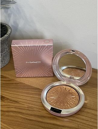 Actual product image MAC Cosmetics Skinfinish Powder Bronzer Flare For The Dramatic