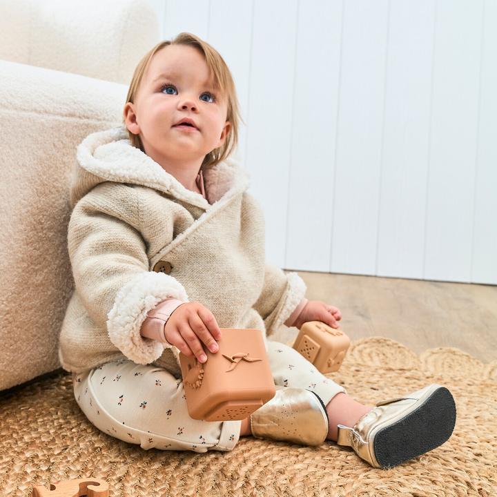 Image du produit La Redoute Collections Pantoufles en cuir doré avec motif étoilé (21)