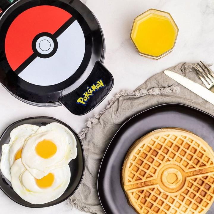 Immagine prodotto Uncanny Brands Pokemon Waffle Maker Pokeball (Spina UE)