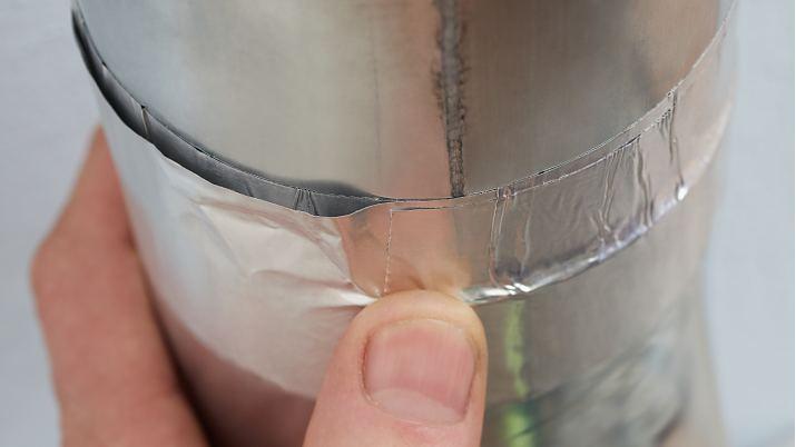Produktbild tesa Aluminiumband, selbstklebend, für Reparaturen von metallischen Oberflächen (50 mm)