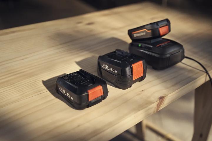 Actual product image Husqvarna ASPIRE BATTERY CHARGER P4A 18-C170 (18 V)