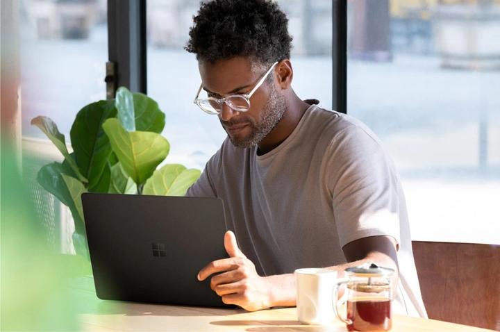 Actual product image Microsoft Surface Laptop 2 (13.50", Intel Core i7-8650U, 8 GB, 256 GB, DE)