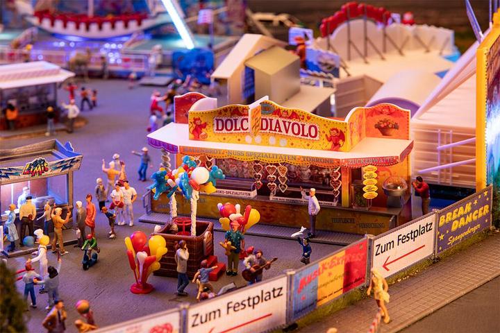 Actual product image Faller Candy stall and balloon artist