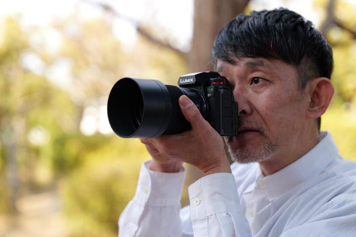 Produktbild Panasonic Lumix S1M2ME + 24-150mm (24 Mpx, Vollformat)
