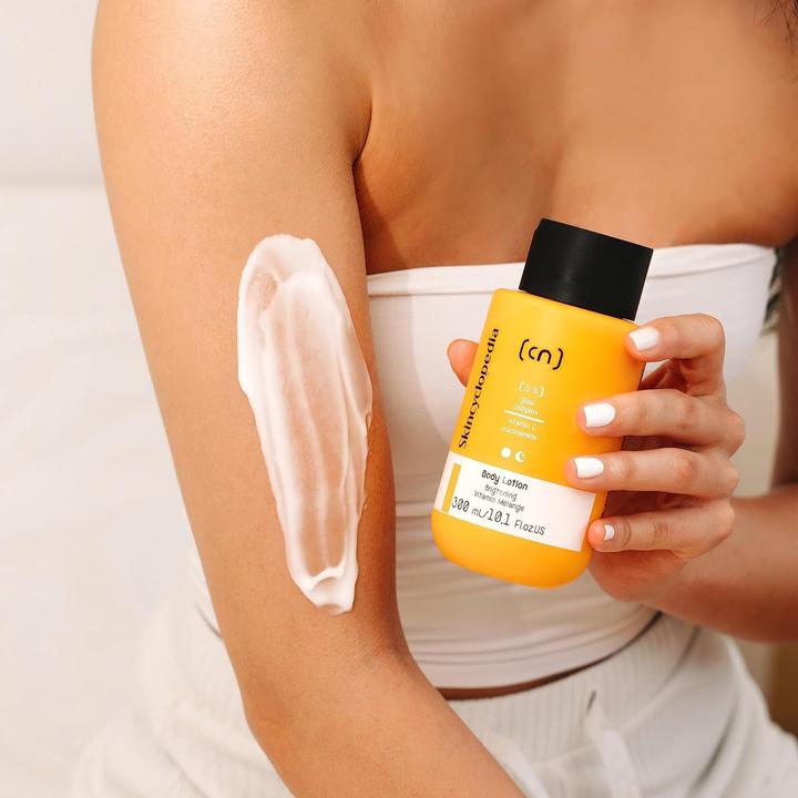 Immagine prodotto Skincyclopedia 5% Vitamin C Body Lotion con Niacinamide, Vitamina E, Burro di Karité e Olio di Mandorle 300ml (Lozione corpo, 300 ml)