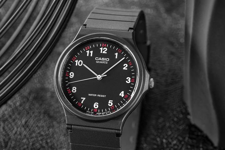 Actual product image Casio MQ24-7B2 (Analogue wristwatch, 34 mm)