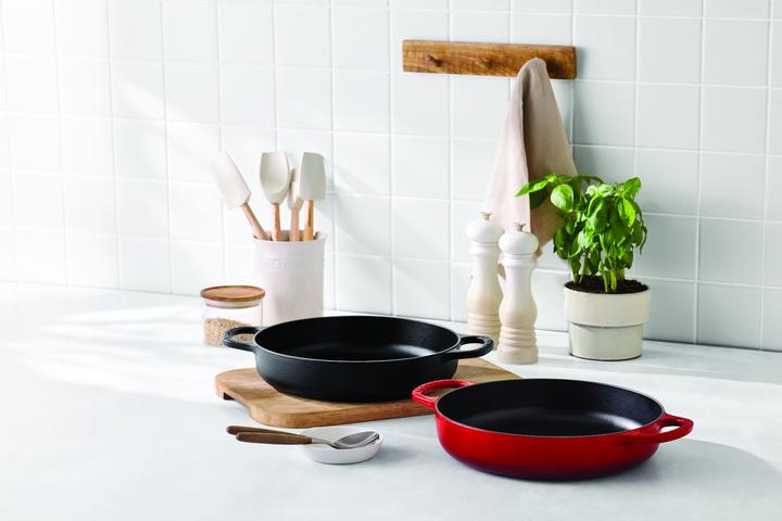 Produktbild Le Creuset Servierpfanne EVERY DAY PANSIGNATURE Garnet (28 cm, Bratpfanne, Gusseisen)