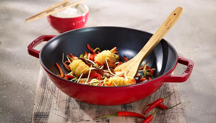 Produktbild Staub Wok mit Glasdeckel (37 cm, Wok Pfanne, Gusseisen)