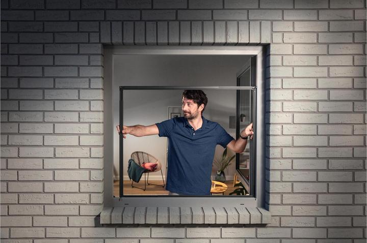 Produktbild tesa FALT Insektenschutz für Fenster, grössenverstellbarer Alu-Rahmen, faltbar (140 x 140 cm)
