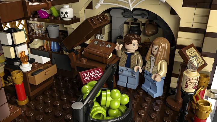 Actual product image LEGO Disney Hocus Pocus: The Sanderson Sisters' Cottage (21341, LEGO Ideas, LEGO Rare Sets)