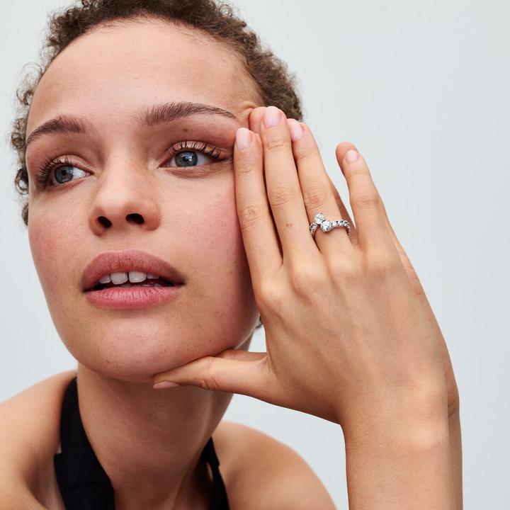 Produktbild Pandora Glitzernder Überlappender Band-Ring (50, 925 Silber)