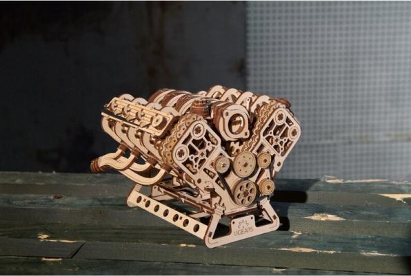 Actual product image Ugears MOTEUR V8 776PCS (FR-DE-EN-POL-ES-UKR)