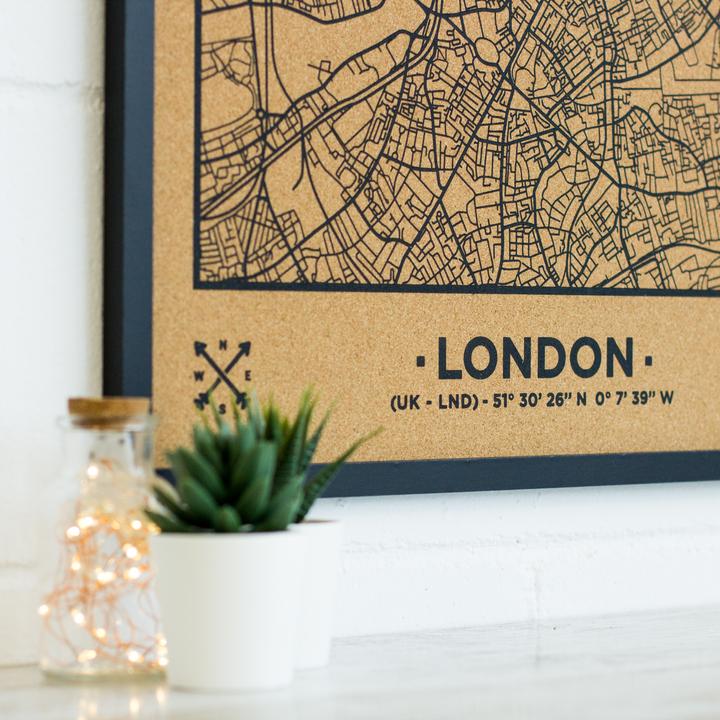 Miss wood Woody Map Plan de ville - Londres - L- Noir - Cadre noir (Tableau d'affichage, 60 x 45 cm)