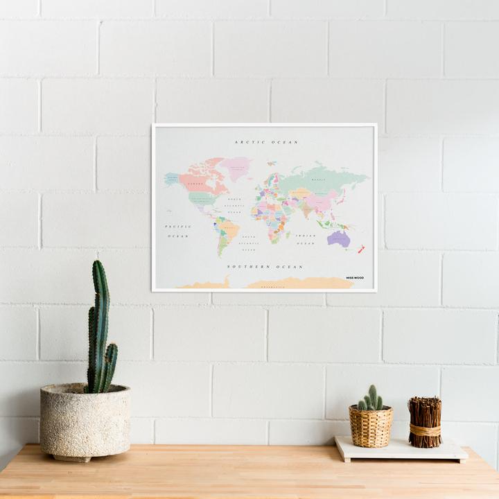 Immagine prodotto Miss wood Mappa Woody Weltkarte - Acquerello - L - Retrò - Telaio bianco (Bacheca, Mappamondo, 60 x 45 cm)