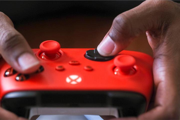 Produktbild Microsoft Xbox Wireless Controller - Pulse Red (PC, Xbox One X, Xbox Series X, Xbox One S, Xbox Series S)