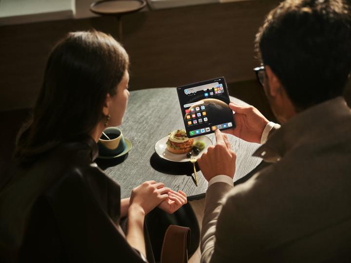 Produktbild Huawei Mate X6 (512 GB, Nebula Red, 7.93", Dual SIM, 50 Mpx, 5G)