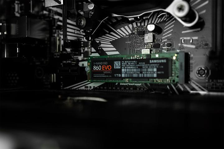 Produktbild Mifcom Savage RTX2070S Core i7 (Intel Core i7-10700K, 16 GB, 500 GB, GeForce RTX 2070 Super)