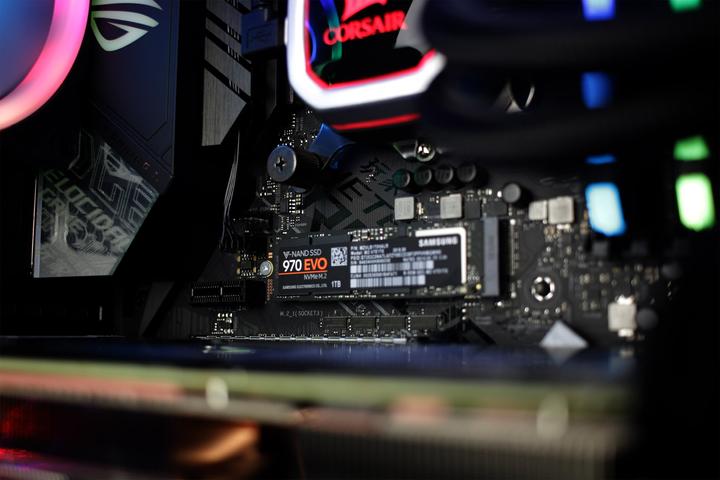Produktbild Mifcom Spectrum RTX2080Ti Core i9 Ultimate (Intel Core i9-9900K, 32 GB, 1000 GB, GeForce RTX 2080 Ti)