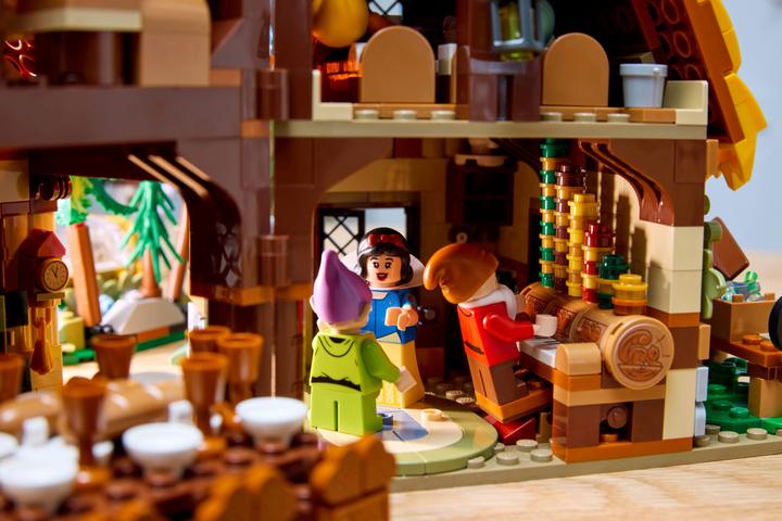 Actual product image LEGO The hut of Snow White and the Seven Dwarfs (43242, LEGO Disney)
