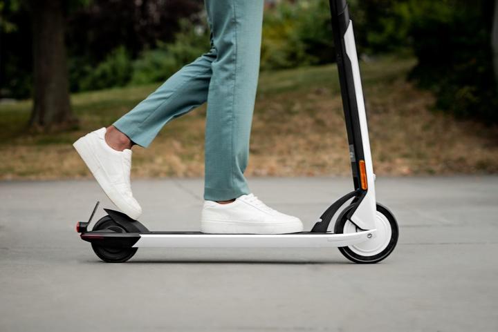 Produktbild Segway-Ninebot Elektroroller Air T15D (20 km/h, 12 km, 250 W)