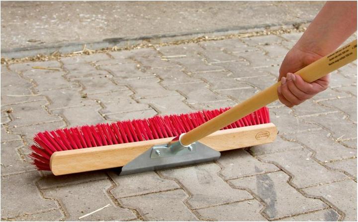Actual product image Kerbl Large capacity broom with scraper edge