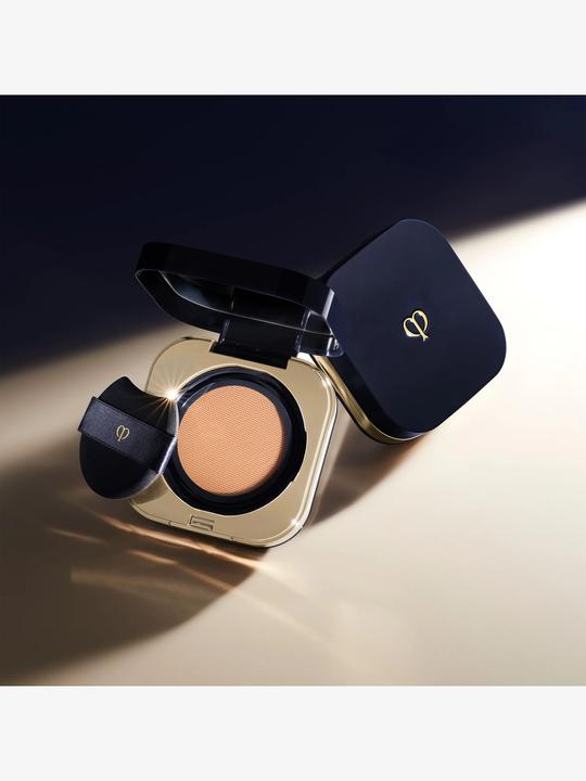 Actual product image Clé De Peau Cushion Foundation Natural O30 (O30 - Medium Ocher)