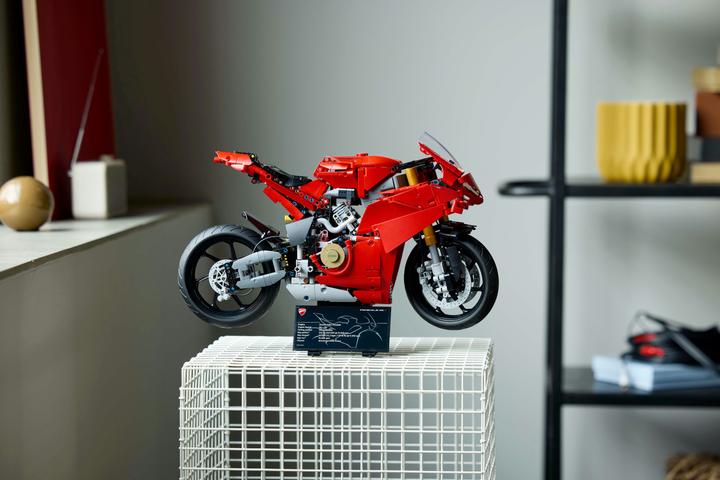 Actual product image LEGO Ducati Panigale V4 S Motorrad (42202, LEGO Technic)