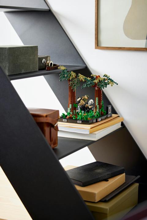 Actual product image LEGO Chase on Endor - Diorama (75353, LEGO Star Wars)