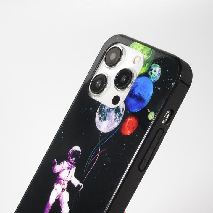 Immagine prodotto PhoneLook Cover in silicone lucido con luce LED integrata e connessione USB-C Astronauta galleggiante (Apple iPhone 15 Pro Max)