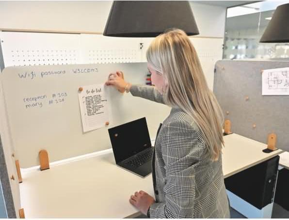 Actual product image Legamaster ELEMENTS table divider whiteboard brackets
