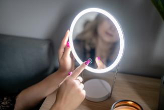 Image du produit Humanas HS-ML01 Miroir de maquillage avec éclairage LED USB (20 x 20 x 30 cm)