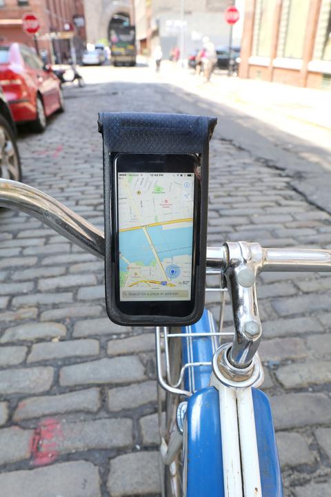 Produktbild Kikkerland All Weather Bike Phone Mount