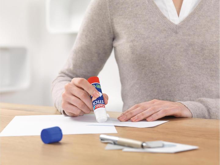 Produktbild tesa Klebestift ecoLogo, geruchsneutraler Klebstick für Papier / Pappe