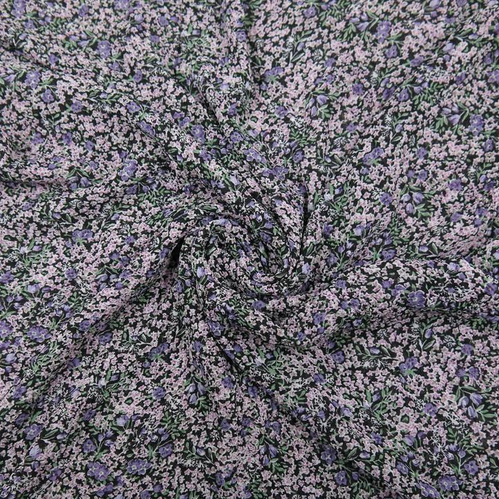 Image du produit Stoffrestposten Mousseline plissée - Violettes dispersées sur noir - vente minimum : 1 mètre