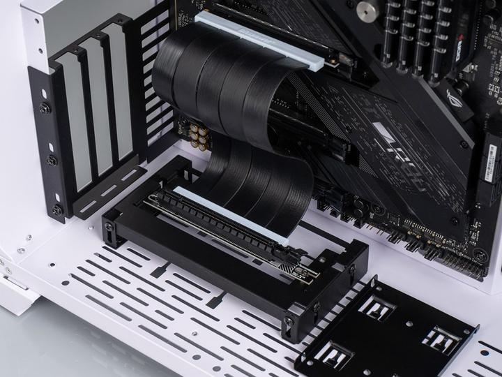Produktbild Bitspower Vertikale Grafikkartenhalterung mit PCIe 4.0 x16 Riser Kabel