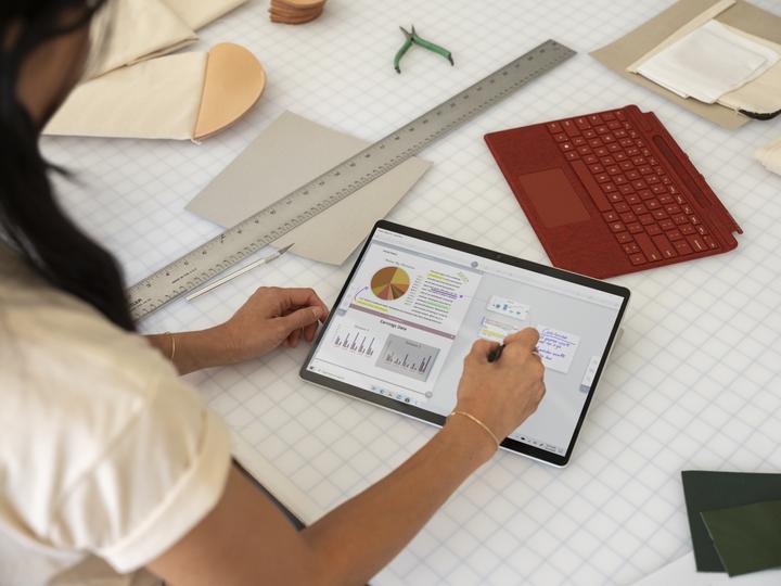Produktbild Microsoft Surface Pro X (4G, 13", 256 GB, Matte Black)