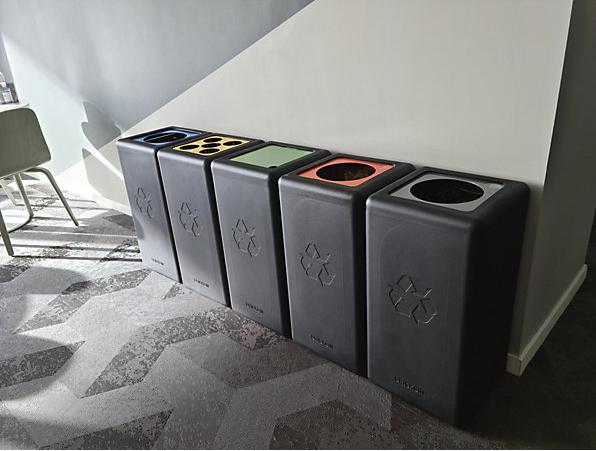 Produktbild ReinigungsBerater Mülltrennsystem BrickBin Plastik Behälter schwarz orange 65 L integrierte Beutelhalterung, aus recy (65 l)