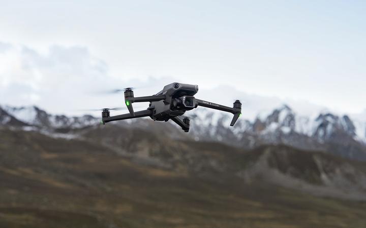 Image du produit DJI Mavic 3 Classic avec télécommande RC (46 min, 895 g, 20 Mpx)
