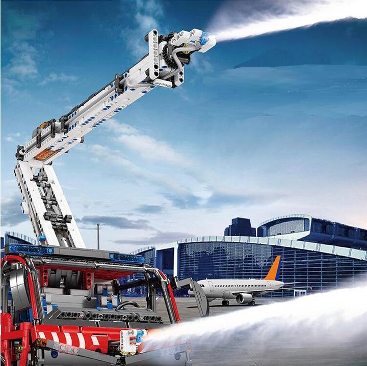 Actual product image Mould King Airport rescue vehicle