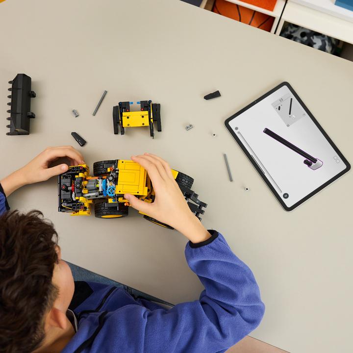 Actual product image LEGO 42209 Volvo L120 Electric Radlader (42209, LEGO Technic)