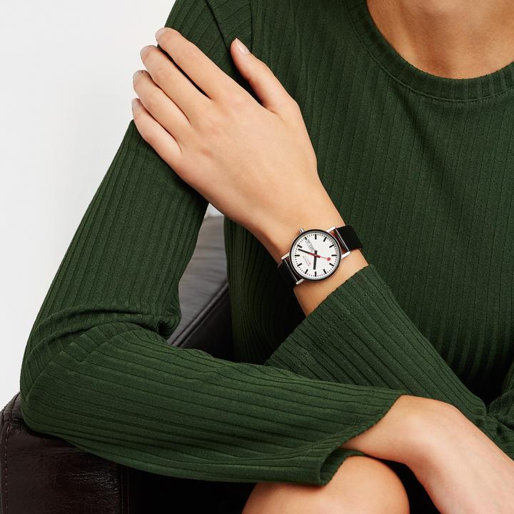 Produktbild Mondaine Classic - Vegan poliert Wochentag / Datum (Analoguhr, Swiss Made, 36 mm)
