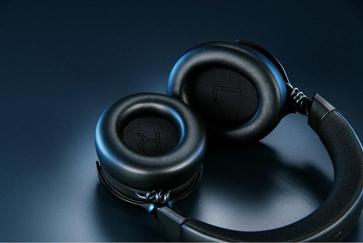 Actual product image Razer Kraken V4 PRO (Wireless, Cable)