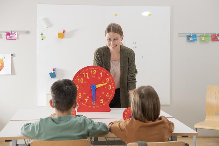 Actual product image Betzold Pupil clock class set with 1 teacher clock and 25 pupil clocks (German)